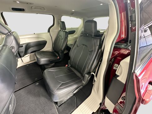 Used 2018 Chrysler Pacifica Touring-L FWD image 27