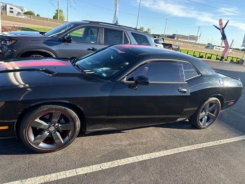 Used 2013 Dodge Challenger SXT RWD image 3