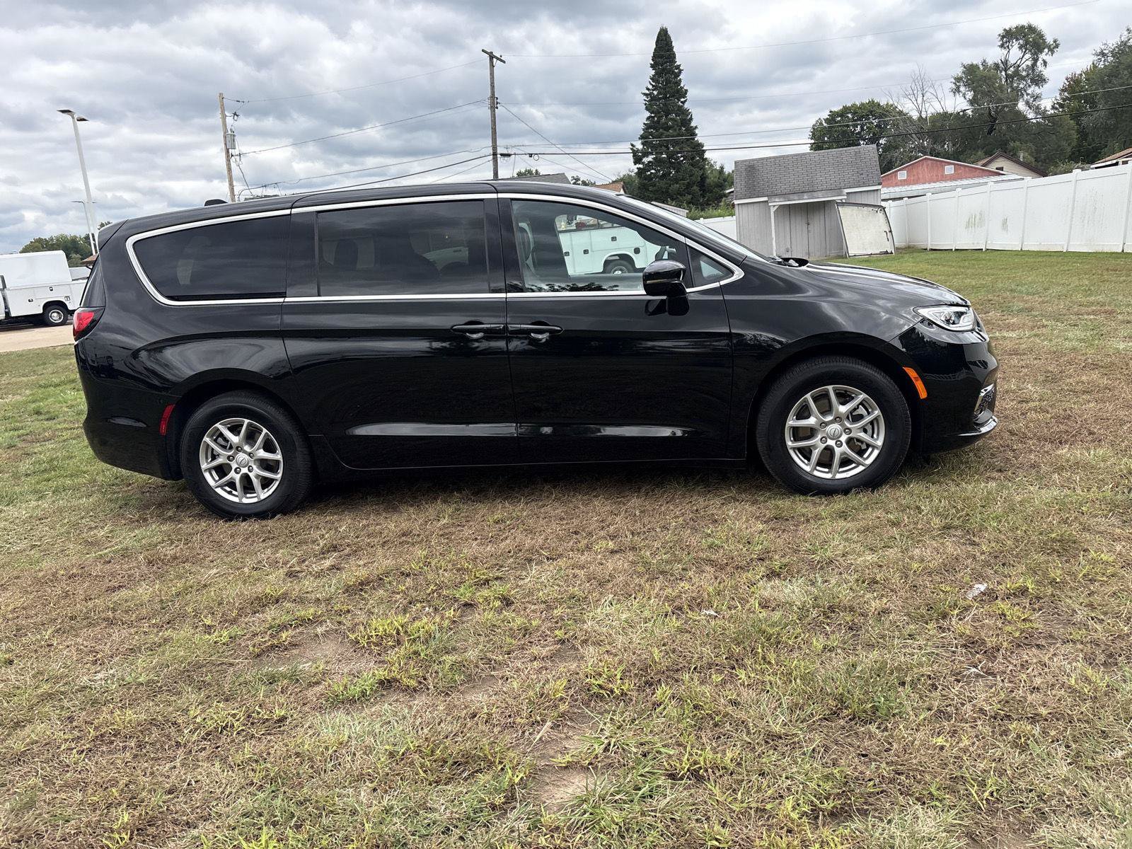Used 2026 Chrysler Pacifica Select FWD image 4