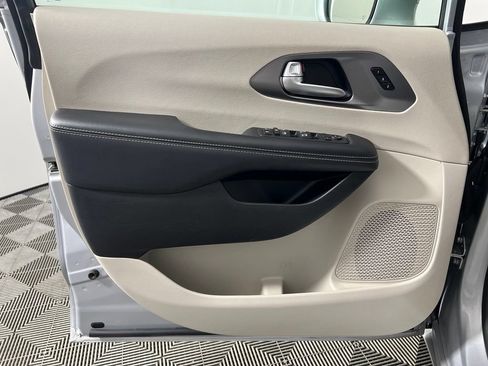 Used 2023 Chrysler Pacifica Touring-L FWD image 19