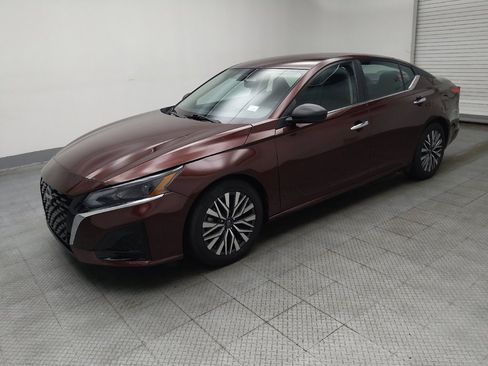 Used 2024 Nissan Altima 2.5 SV FWD image 2