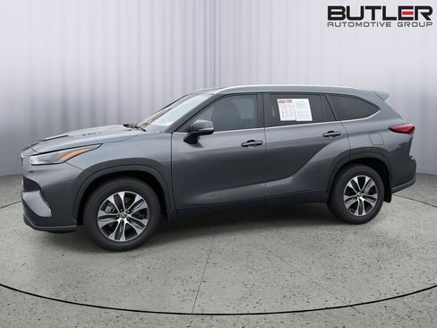 Used 2023 Toyota Highlander XLE FWD image 3