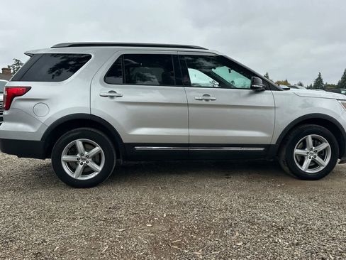 Used 2017 Ford Explorer XLT image 9