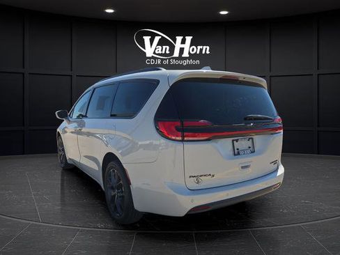 Used 2021 Chrysler Pacifica Limited w/ S Appearance Package AWD/4WD image 5