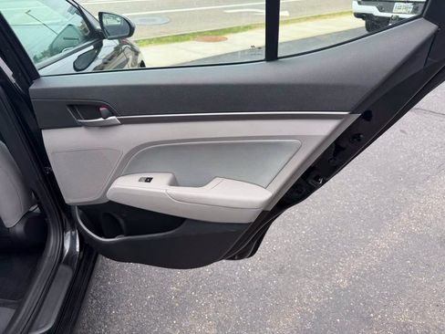 Used 2017 Hyundai Elantra SE FWD image 17