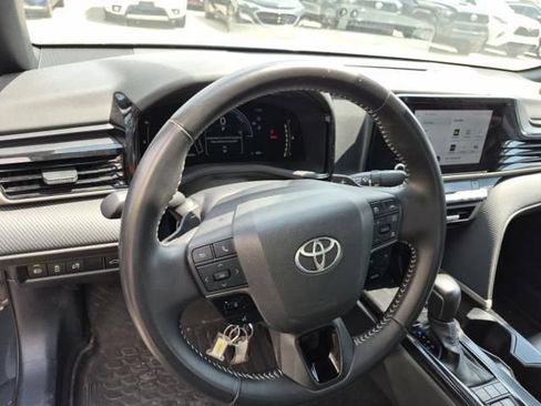 Used 2025 Toyota Camry SE FWD image 9