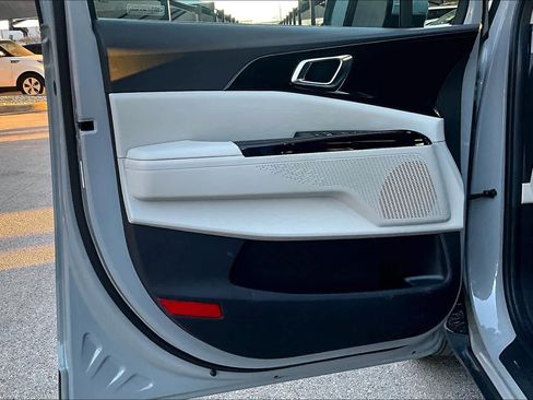 Used 2024 Kia Carnival EX image 21