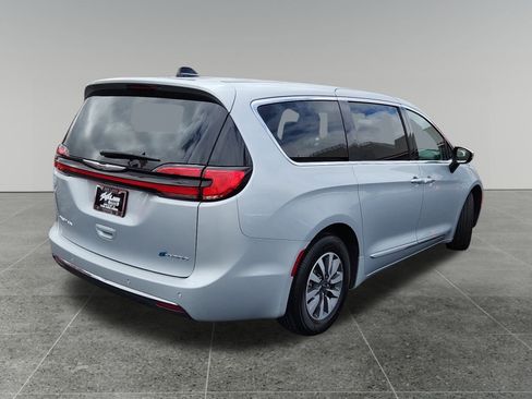 Used 2023 Chrysler Pacifica Limited image 7