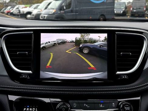 New 2026 Chrysler Pacifica Limited w/ Uconnect Theater Family Group FWD image 24
