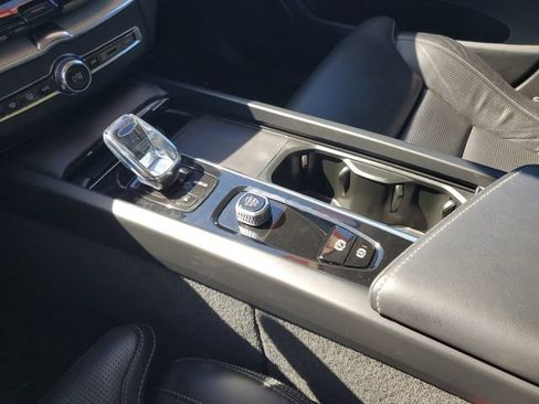 Used 2022 Volvo XC60 T8 Inscription w/ Advanced Package image 25