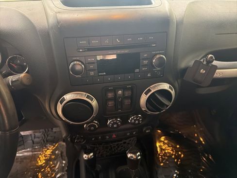 Used 2016 Jeep Wrangler Unlimited Sahara w/ Connectivity Group image 19