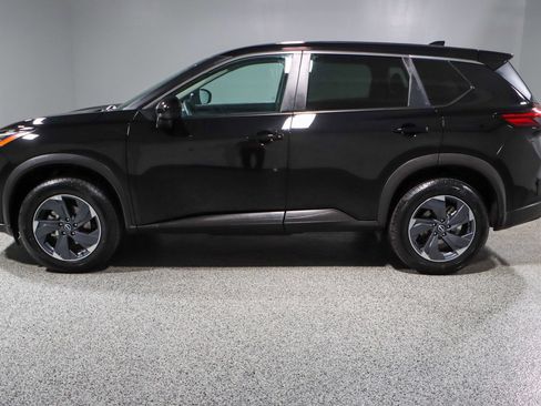 Used 2024 Nissan Rogue SV image 10