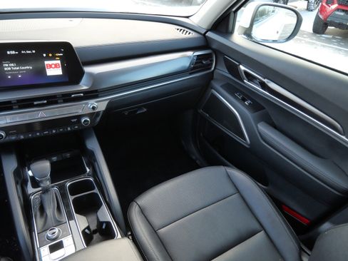 Used 2023 Kia Telluride LX image 11