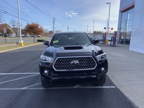 Certified 2019 Toyota Tacoma TRD Sport image 2
