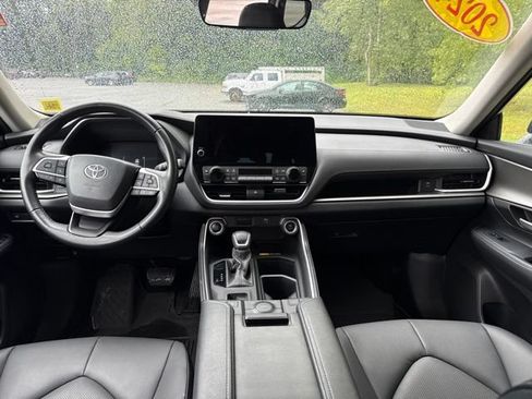 Used 2024 Toyota Grand Highlander AWD image 12