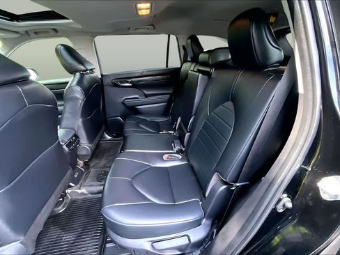 Used 2023 Toyota Highlander XLE AWD/4WD image 20