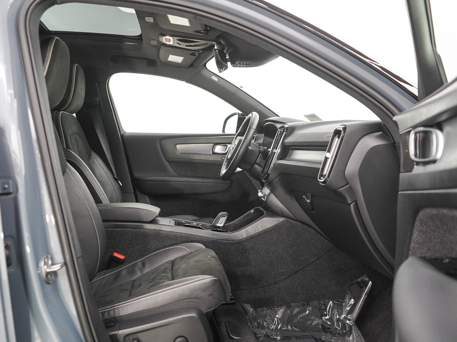Used 2022 Volvo XC40 T5 R-Design AWD/4WD image 11