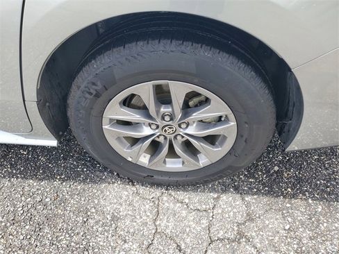 Used 2024 Toyota Sienna XLE image 6