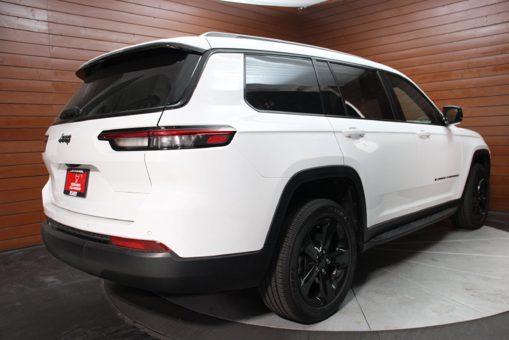 Used 2023 Jeep Grand Cherokee L Laredo RWD image 3