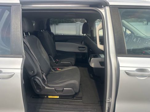 Used 2022 Kia Carnival LX image 9