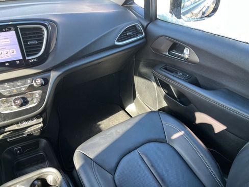 Used 2025 Chrysler Pacifica Select image 34