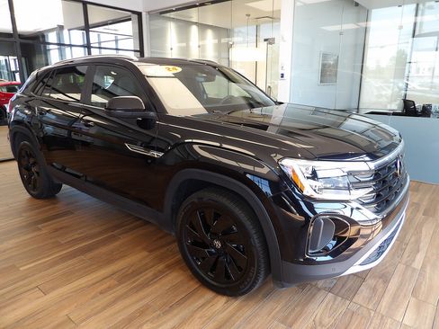 Used 2024 Volkswagen Atlas Cross Sport SE w/ Panoramic Sunroof Package AWD/4WD image 3