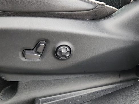 Used 2025 Chrysler Pacifica Limited FWD image 9