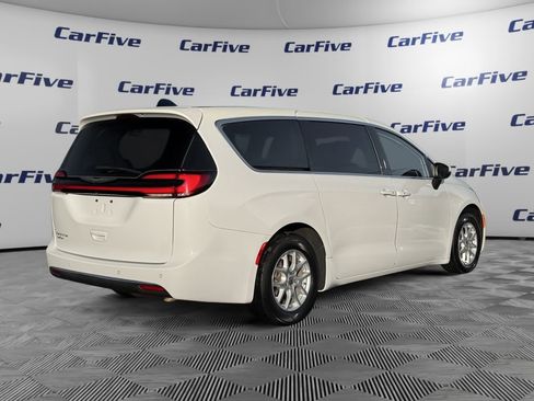 Used 2023 Chrysler Pacifica Touring-L image 6