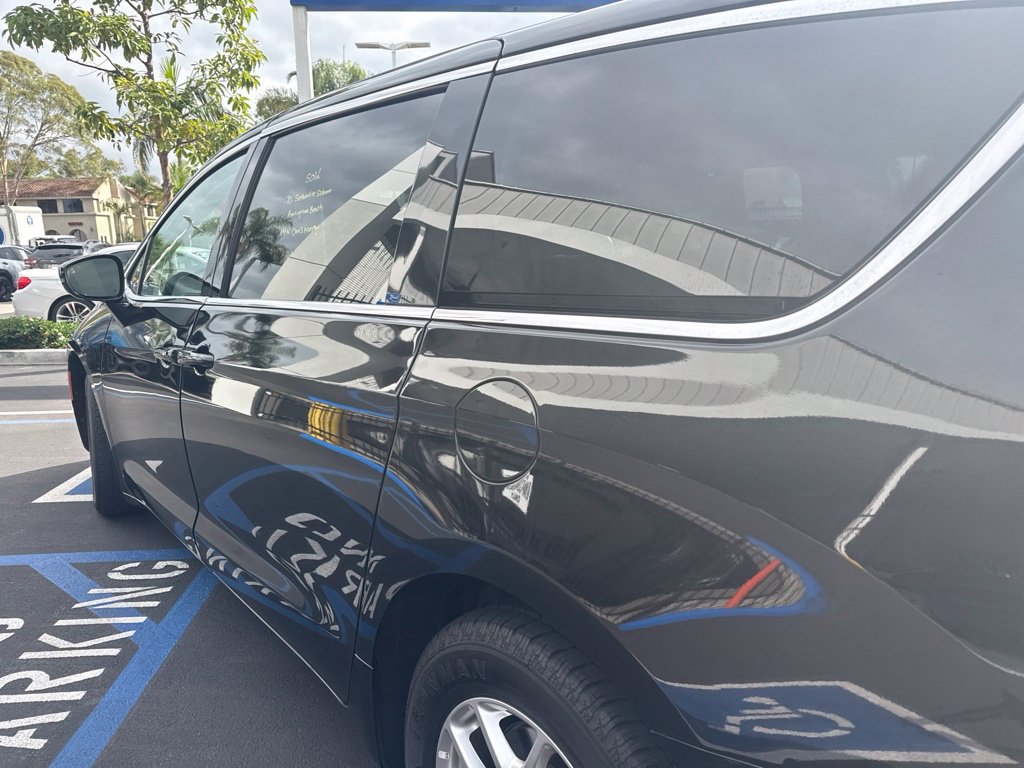 Used 2024 Chrysler Pacifica Touring-L FWD image 12