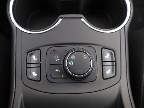 Used 2024 GMC Terrain SLT image 21