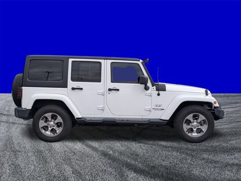 Used 2018 Jeep Wrangler Unlimited Sahara w/ Connectivity Group AWD/4WD image 3