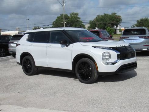 New 2026 Mitsubishi Outlander LE FWD image 1