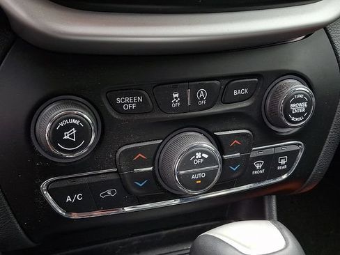 Used 2017 Jeep Cherokee Overland w/ Technology Group AWD/4WD image 11