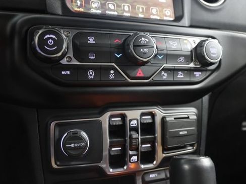 Used 2022 Jeep Wrangler Unlimited Sahara w/ LED Lighting Group AWD/4WD image 25
