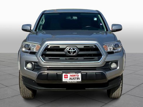 Used 2017 Toyota Tacoma SR5 w/ Tow Package RWD image 4