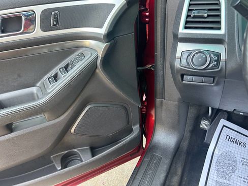 Used 2015 Ford Explorer XLT w/ Equipment Group 202A AWD/4WD image 4