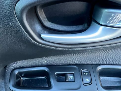 Used 2016 Jeep Renegade Latitude w/ Popular Equipment Group image 24