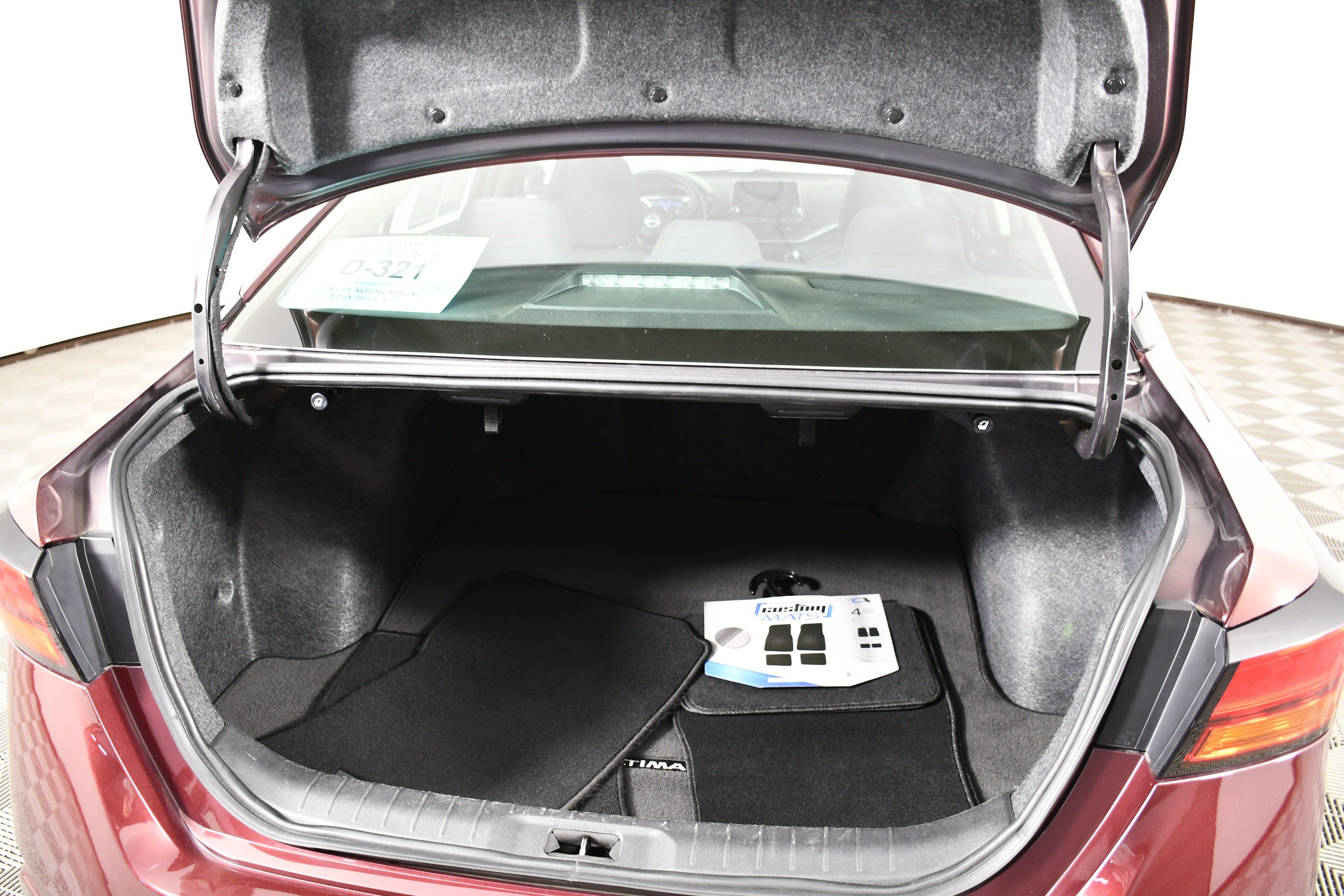 Used 2024 Nissan Altima 2.5 SV FWD image 47