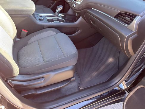 Used 2023 Chevrolet Traverse LT image 16