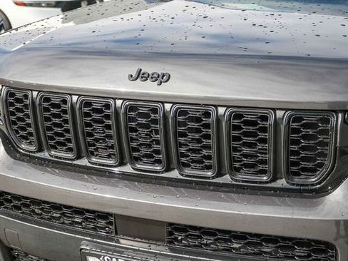 Used 2023 Jeep Grand Cherokee L Laredo image 7