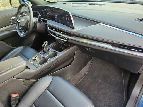 Used 2025 Cadillac XT4 Premium Luxury image 16