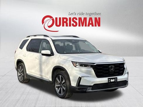 Used 2025 Honda Pilot Touring image 1