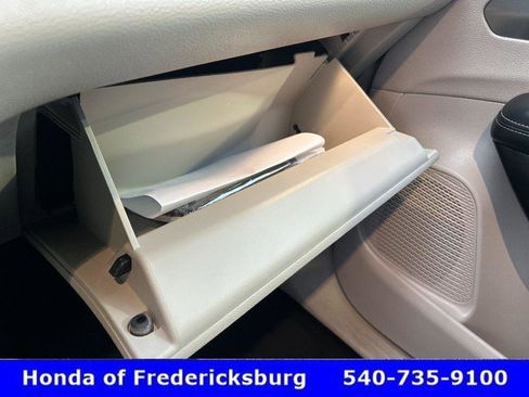 Used 2024 Chrysler Pacifica Touring-L image 25