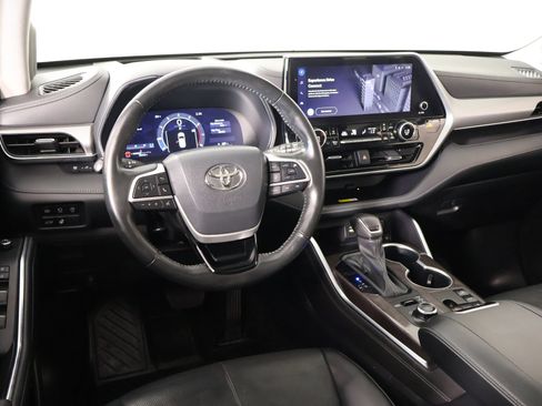 Used 2023 Toyota Highlander Platinum AWD/4WD image 2