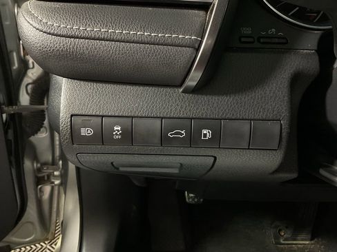 Used 2018 Toyota Camry SE image 25