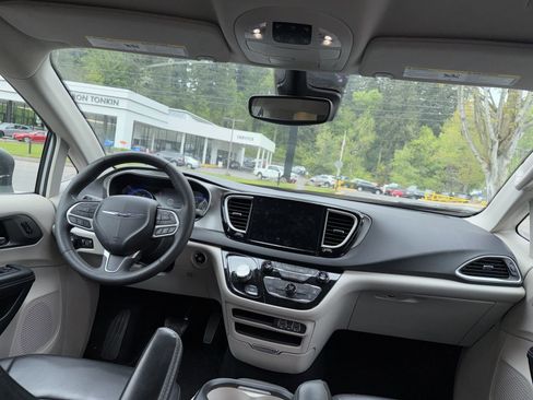Used 2023 Chrysler Pacifica Touring-L FWD image 7