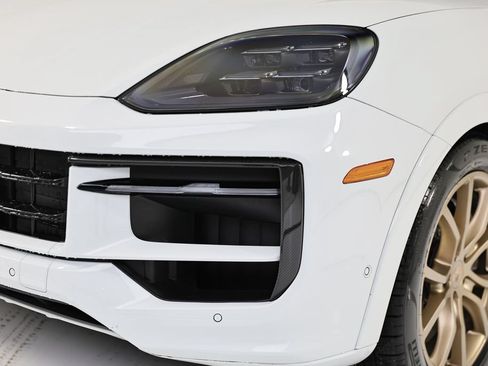 Certified 2025 Porsche Cayenne GTS AWD/4WD image 11