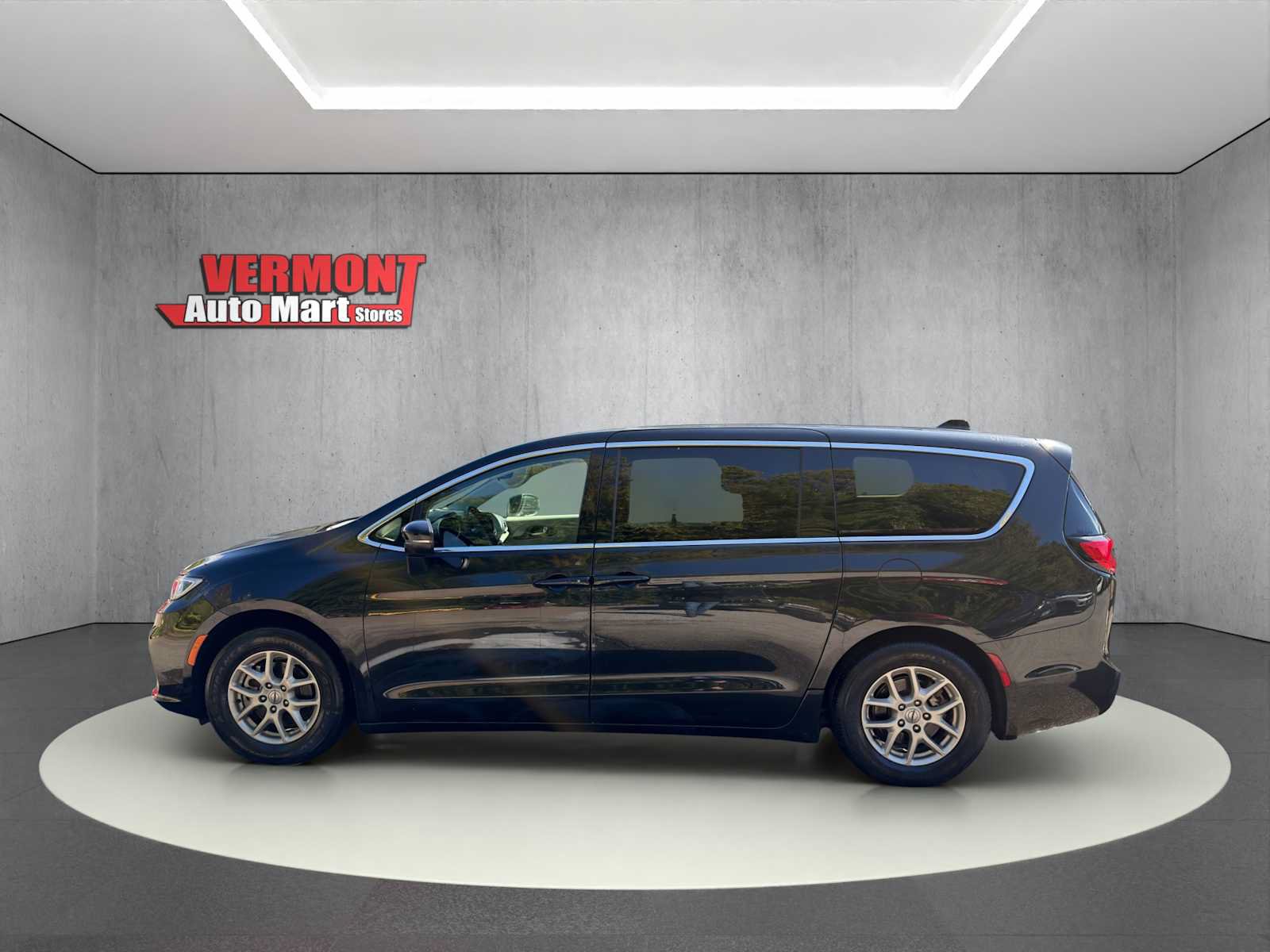 Used 2023 Chrysler Pacifica Touring-L FWD image 4