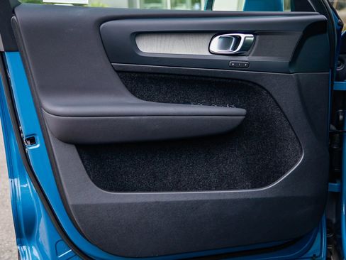 Used 2023 Volvo XC40 B5 Plus w/ Climate Package image 23