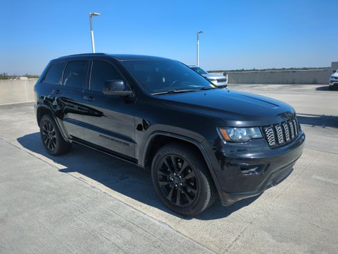 Used 2018 Jeep Grand Cherokee Altitude image 2